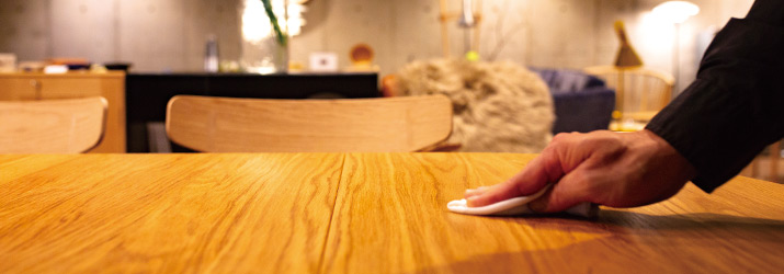 蜜蝋ワックスを木製テーブルに塗布する様子